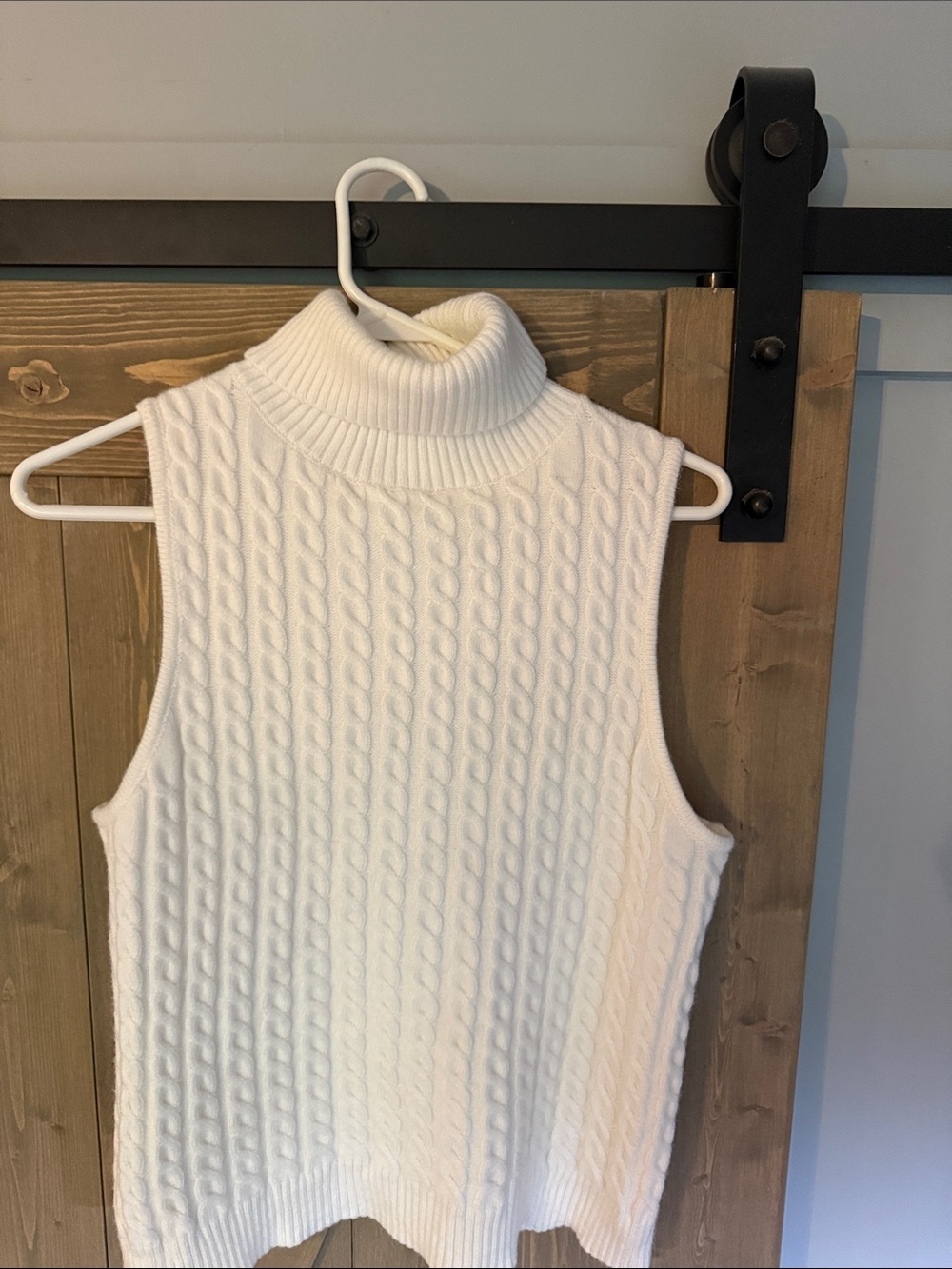 Evereve Creamy White Sleeveless Cable Knit Turtleneck Sweater